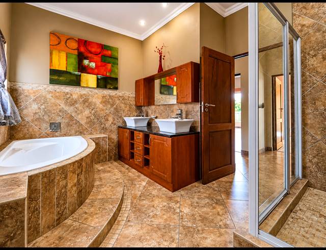 5 BEDROOM FREEHOLD FOR SALE IN MIDSTREAM ESTATE